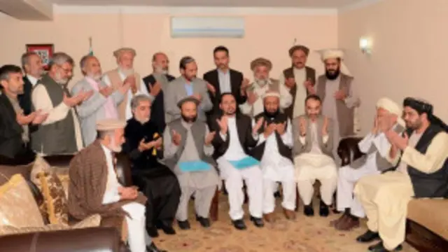 محمد خان او محقق له ډېرو اوږدو بحثونو وروسته راضي شول چې د عبدالله عبدالله ملاتړ وکړي