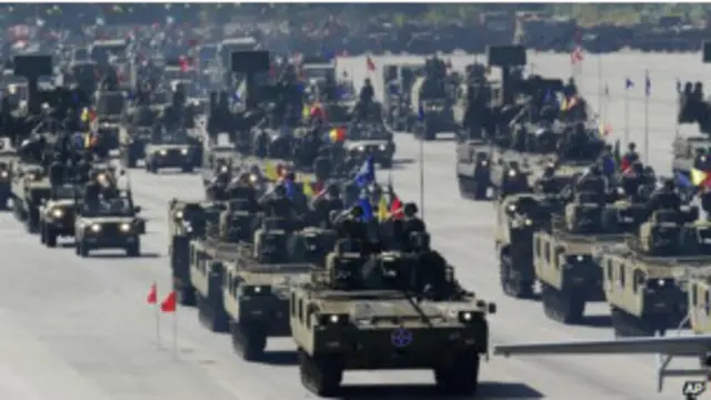 韩国在建军65周年的国军日举行大规模阅兵式，向朝鲜示威。