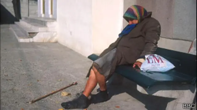 Пожилая женщина на лавке