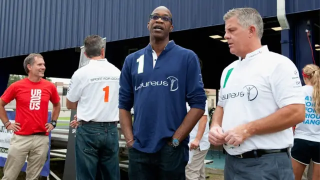 شٹ ڈاؤن کی صورت میں سرکاری سروسز کی بندش سے کل 21 لاکھ سرکاری ملازمین میں سے ایک تہائی کو کام روکنا پڑا۔ 