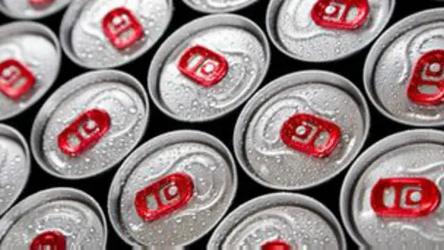 एनर्जी ड्रिंक्स में सॉफ्ट ड्रिंक्स की अपेक्षा तीन गुना तक ज़्यादा कैफीन होता है. 