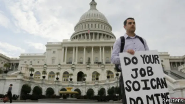 بندش کے نتیجے میں سات لاکھ سے زیادہ افراد کو بغیر تنخواہ رخصت پر جانا پڑا ہے
