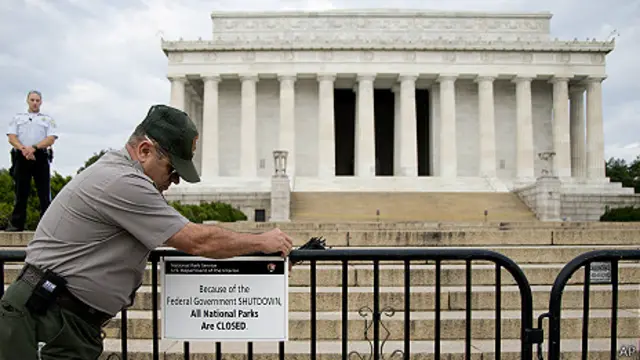 guardaparques coloca cartel de cerrado en monumento a Lincoln en Washington DC