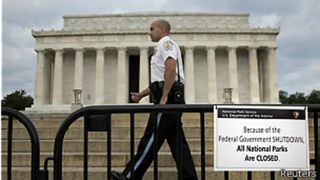 कामबंदी के कारण लाखों सरकारी कर्मचारियों को अवैतनिक अवकाश दे दिया गया है. 