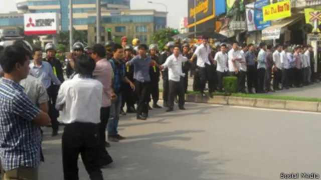 Lực lượng an ninh và cảnh sát cơ động được huy động để chốt chặn các con đường xung quanh tòa án
