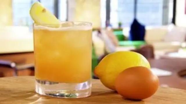 Coctel, limón y huevo
