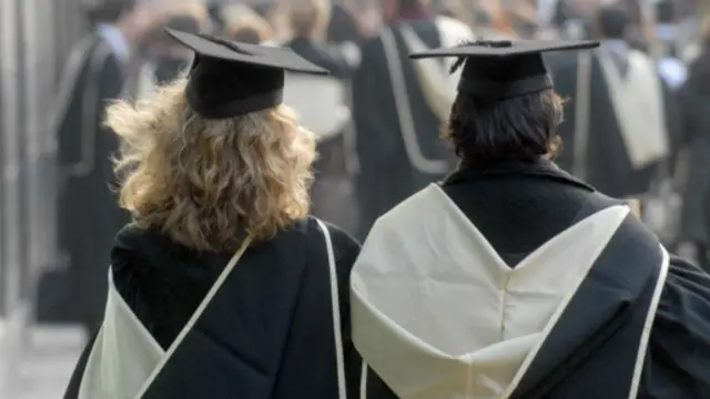 3/4的英国大学都对有欠款的学生采取了阻止他们毕业的措施。