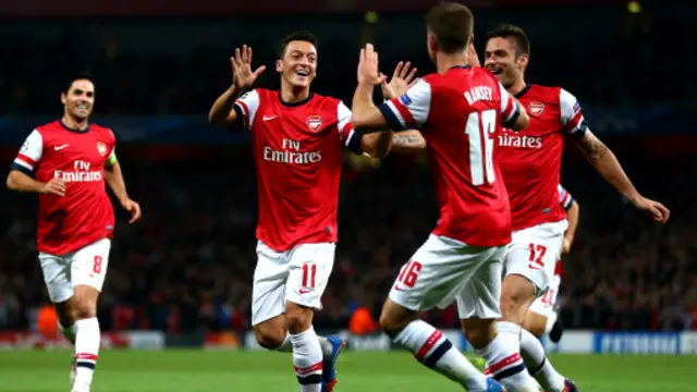 أوزيل يحتفل بالفوز