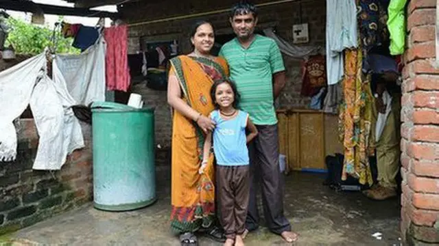 Vasanti y Ashok con su hija