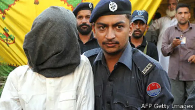 ලාහෝර් ප්රහාරය සම්බන්ධයෙන් අත්අඩංගුවට ගත් සැක කරුවෙක්.