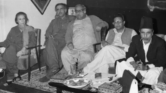 پیپلز پارٹی میں انھوں نے پہلے تنظیمی ذمہ داری سنبھالیں اور بعد میں انہیں وفاقی وزیر کے منصب پر فائز کیا گیا لیکن جلد ہی وہ مستعفی ہوگئے ان کے اختلافات کی ایک وجہ مولانا کوثر نیازی بھی بنے تھے