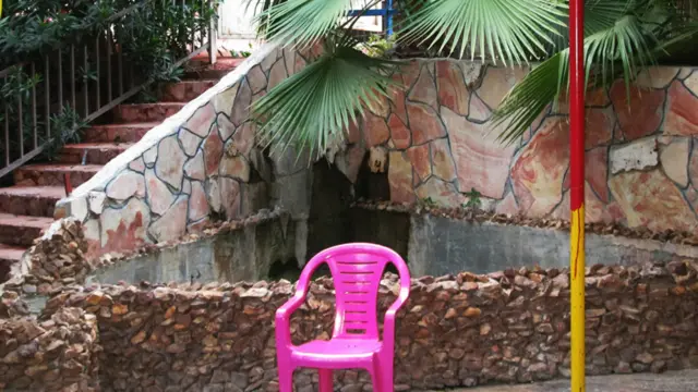 "A ausência, representada pela cadeira vazia ao lado da piscina." Hanan Lubada, palestina, 59 anos, moradora de Nablus, Cisjordânia. Ela perdeu o filho Massoud em 1989, os irmãos Haled, em 1993, e Jaber, em 2003. (Foto: Hanan Lubada/Fórum Israelense-Palestino das Famílias Enlutadas pela Paz) 