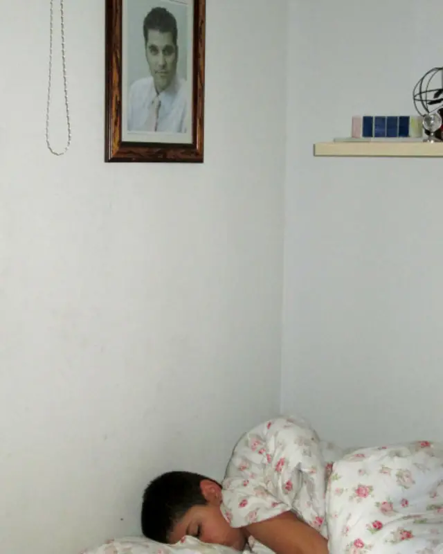 "Meu neto Omer, dormindo embaixo da foto de seu pai". Iris Segev, israelense , de 58 anos, que perdeu o filho, Nimrod, em 2006. (Foto: Iris Segev/Fórum Israelense-Palestino das Famílias Enlutadas pela Paz) 