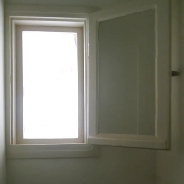 "Por esta janela da escola, ouvi as professoras discutindo sobre como iriam me contar que meu irmão, Yaal, Kibutz Ein Hashofet, tinha sido morto." Meirav Yaron Bar Niv, israelense, 57 anos que perdeu seu irmão Yaal, em 1967. (Foto: Meirav Yaron Bar Niv/Fórum Israelense-Palestino das Famílias Enlutadas pela Paz) 