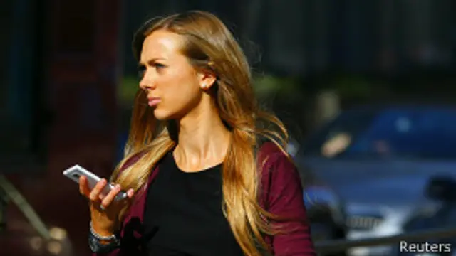 Persona en la calle con su teléfono inteligente