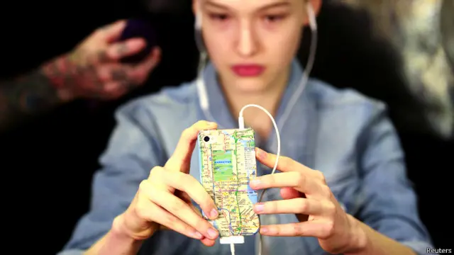 Modelo mira su teléfono inteligente