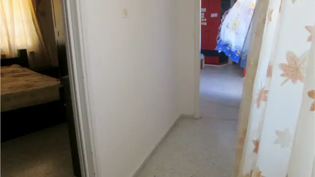 "O interior da minha casa em Nablus onde morava com meus filhos." Nasra Shihab, palestina de 57 anos, que perdeu seus filhos Kamal, morto em 2002, e Tayssir, morto em 2003. (Foto: Nasra Shihab/Fórum Israelense-Palestino das Famílias Enlutadas pela Paz) 