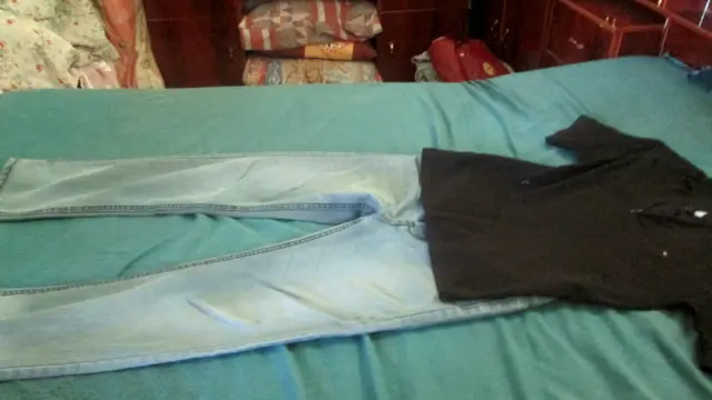 "Estas roupas, que guardo até hoje, eram de meu filho Kamal, e esta é a cama onde ele dormia." Nasra Shihab, palestina de 57 anos, que perdeu seus filhos Kamal, morto em 2002, e Tayssir, morto em 2003. (Foto: Nasra Shihab/Fórum Israelense-Palestino das Famílias Enlutadas pela Paz)