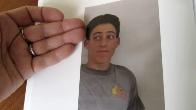 "Perdi meu filho Guy em 1996." Tsurit Sarig, de 63 anos, moradora de Hibat Tzion 2013. (Foto: Tsurit Sarig/Forum Israelense-Palestino das Familias Enlutadas pela Paz)
