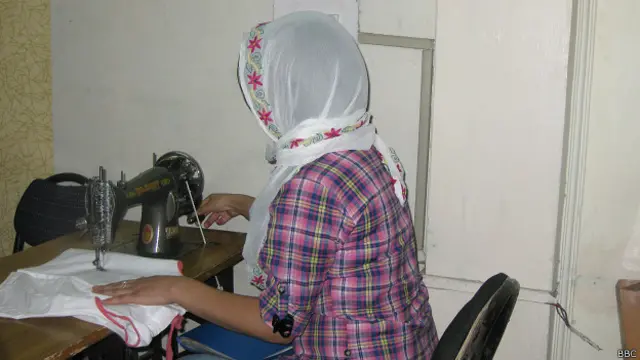 مریم تین ماہ کے فیشن ڈیزائننگ کورس کے لیے بھارت میں ہیں وہ اپنے ملک افغانستان واپسی پر اسے وہاں کی لڑکیوں کو سکھانا چاہتی ہیں