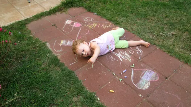 "Este é o filho de Ziv, o melhor amigo de meu filho Guy. Me fez pensar no neto que nunca terei. Tsurit Sarig, de 63 anos, moradora de Hibat Tzion 2013. (Foto: Tsurit Sarig/Fórum Israelense-Palestino das Famílias Enlutadas pela Paz)