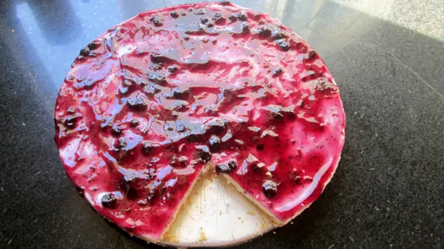 "Bolo de aniversário". Fatma Jaafri, palestina, 65 anos, do campo de refugiados de Deheishe, perdeu seu irmão, Ali, em 1980, e seu irmão Mohamed, em 1968. (Foto: Fatma Jaafri/Fórum Israelense-Palestino das Famílias Enlutadas pela Paz)