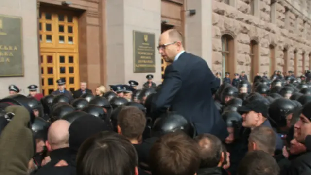 Киевсовет, Яценюк, милиция