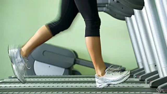 Mujer corriendo. Foto de archivo