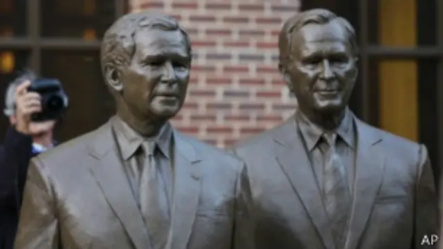 Статуя двоих Бушей