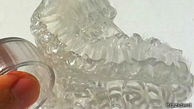 छह सेकेंड में दात साफ करने वाले इस अनोखे ब्रश की कीमत 25,000 रुपये होगी.