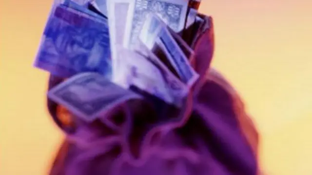 बोलिविया में ड्रग तस्करों ने लाखों डॉलरों से भरा नोट विमान से गिराया जो पुलिस के हाथ लग गया. 