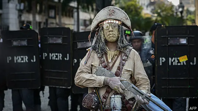 Un manifestante por delante d ela policía