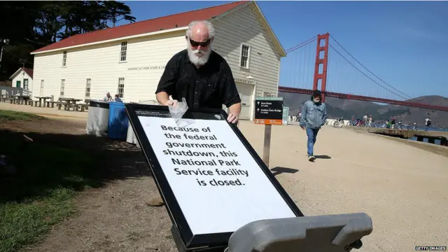 舊金山附近的國家公園也被迫關閉，這是舊金山大橋附近的克理斯場公園（Crissy Field）的工作人員豎立關閉告示。