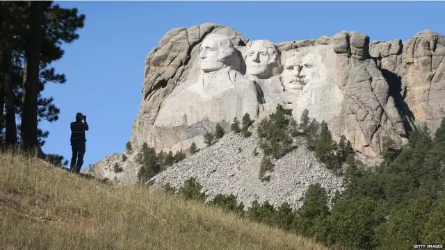 在南達科他州的拉什莫爾山國家公園（Mount Rushmore）也停止對公眾開放，幸好巨大的紀念雕塑在山上，外面的遊客仍然可以從外面拍照。