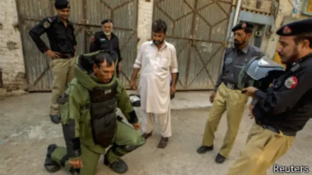 پاکستان میں بم ڈسپوزل سکواڈ کو مہیا کیا جانے والا حفاطتی لباس بہت زیادہ مقدار کے بارودی مواد کے سامنے مؤثر ثابت نہیں ہوتا