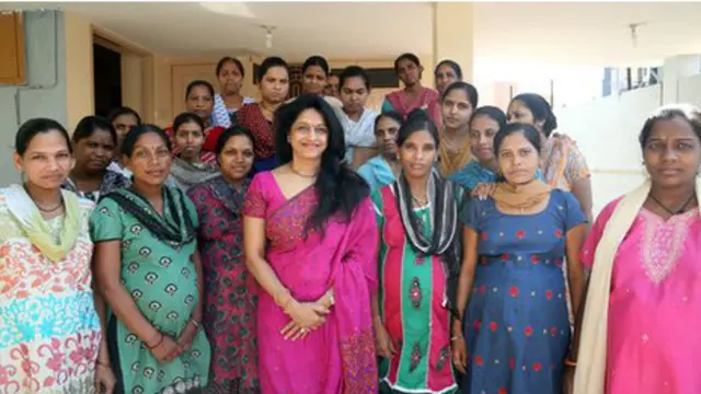 帕特尔医生（前排中）：代孕妈妈知道，没有付出就没有获得 