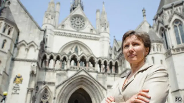 Марина Литвиненко на фоне здания Высокого суда в Лондоне (12 июля 2013 года)