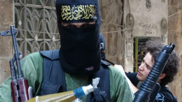 التوتر بين فصائل المعارضة المسلحة بدأ يزداد، وعلا الحديث عن تشدد بعض الفصائل الإسلامية في تطبيق الشريعة.