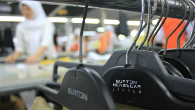 Semua produk dibuat sesuai pesanan, mulai dari model, warna, jenis kain, hingga cara menjahit ditentukan oleh klien. Selalu ada petugas quality control independen yang menilai kualitas produk. 