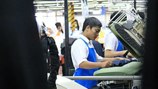 Di Jakarta, banyak industri padat karya yang bergantung pada ekspor. 