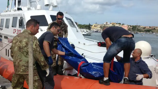 سال کے اس دور میں سمندر کا موسم ٹھیک ہوتا ہے جس کی وجہ سے افریقہ اور مشرقِ وسطیٰ سے مہاجرین روزانہ شمالی اٹلی کے ساحل پر پہنچنے کی کوشش کرتے ہیں۔ 