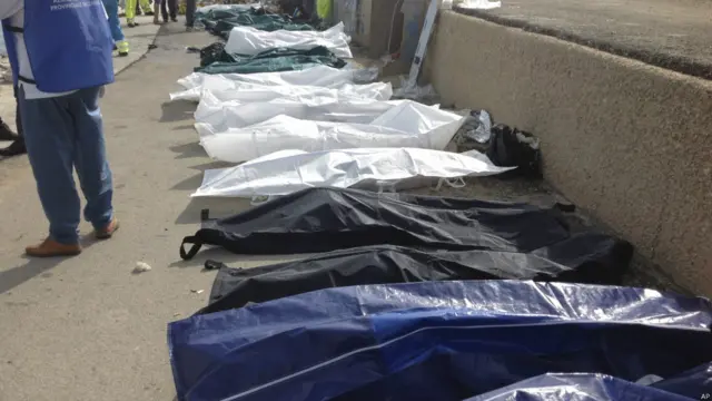 حکام کا کہنا ہے کہ کشتی پر سوار سو میں سے صرف تین عورتیں ہی بچ پائی ہیں۔