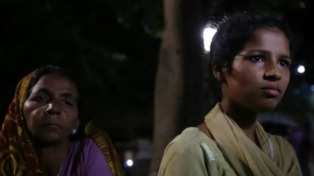 अपनी मां और छह भाई-बहन के साथ पूजा शर्मा फुटपाथ पर रहती हैं.