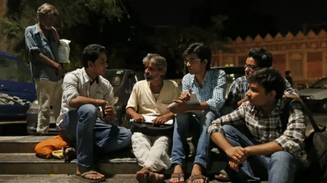 दिल्ली के कॉलेजों में पढ़ रहे कई छात्र बेघर लोगों के साथ रात बिताने पहुंचे.