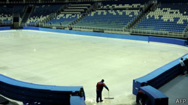 Рабочий убирает ледовую арену в Олимпийском парке в Сочи