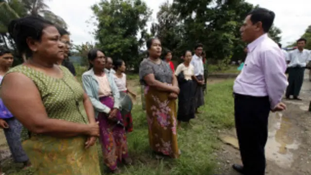 Rakhine State Chief Minister meets villagers in Shwe Hlay