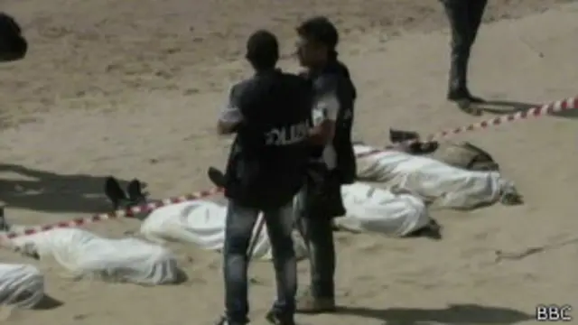 Policiais trabalham em recuperação de corpos em Lampedusa | Foto: BBC