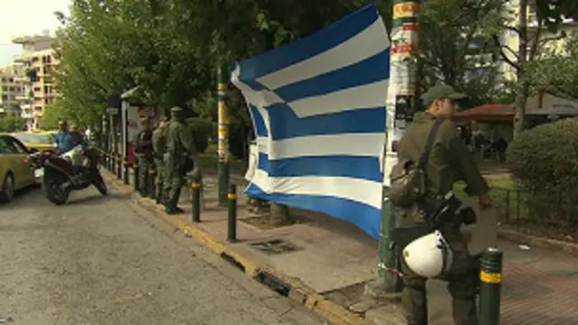 Presencia policial afuera de la corte griega
