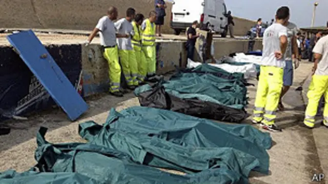 ہلاک شدگان کی لاشوں کو جزیرے کے ساحل پر جمع کیا گیا ہے