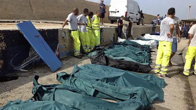 bolsas con cuerpos de migrantes fallecidos al naufragar frente a las costas de Lampedusa, Italia